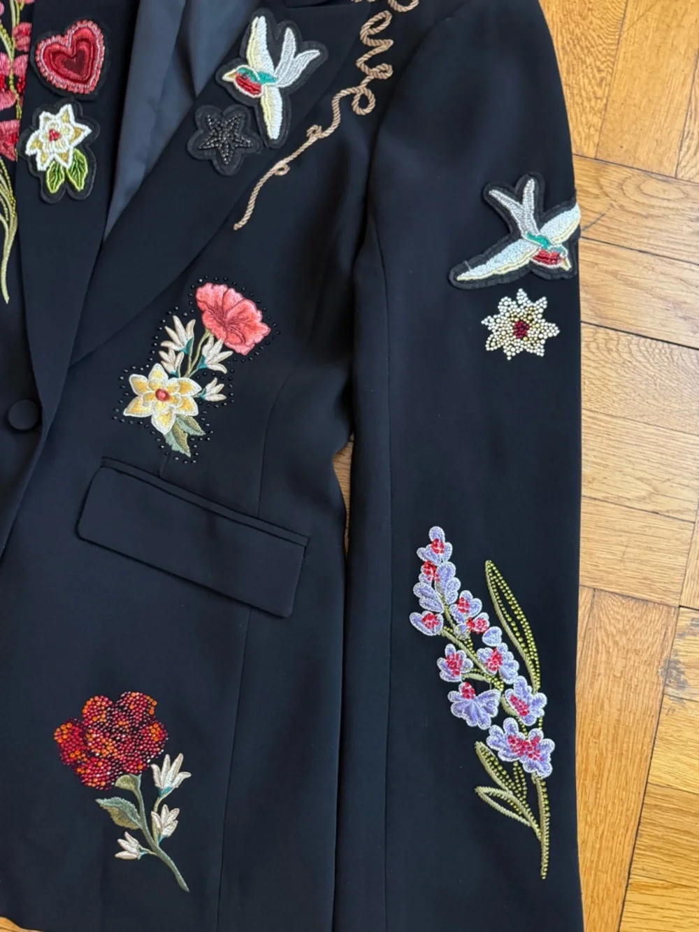 Cinq à Sept
Amour Cheyenne Embroidered Blazer - Picture 9 of 16